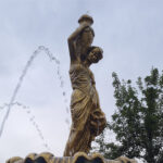 Бетонна Скульптура Дівчина з Глечиками для саду - Зображення 5