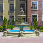 Вуличний фонтан з бетону